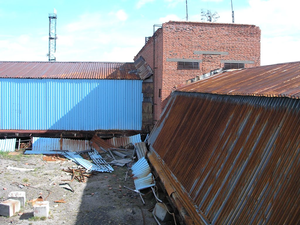 Brick communications building and rear yard, Norilsk Vega MS